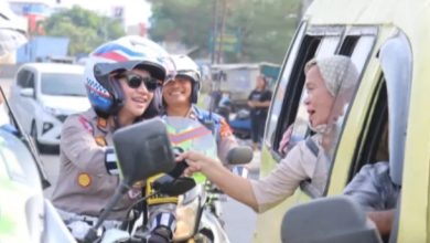 Photo of Kasat Lantas Sambangi Pemudik Dengan Mengendarai Sepeda Motor