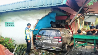 Photo of Mobil Tabrak Rumah di Mandailing Natal Satu Orang Luka-luka