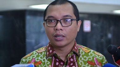 Photo of Kemenkop UKM Batasi Jam Operasional Warung Madura, Komisi VI DPR Bereaksi Keras