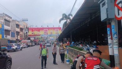 Photo of Bahu Jalan Pasar Horas Kerap Sasaran Parkir Sembarang, Kasat Lantas Turun Tangan Pimpin Penindakan