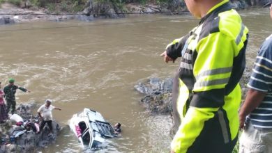Photo of Mobil Bawa Sekeluarga Terjun ke Sungai di Madina