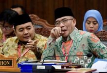 Photo of Ketua MK Tegur Ketua KPU di Sidang Pilpres: Pak Hasyim Tidur, Ya?