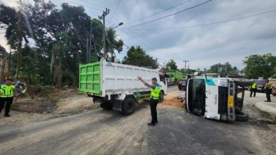 Photo of Truk Angkut Tanah di Deli Serdang Terbalik-Bikin Lalin Macet, Sopir Ditilang