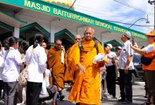 Photo of 44 Biksu Thudong Menuju Candi Borobudur Singgah dan Dijamu di Masjid Temanggung