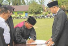 Photo of KPU Padang Lawas Lantik 912 Anggota KPPS di Lapangan MTSN Sibuhuan