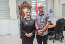 Photo of Plt Bupati Labuhanbatu Menyerahkan Bantuan Kepada Wartawan Korban Kebakaran