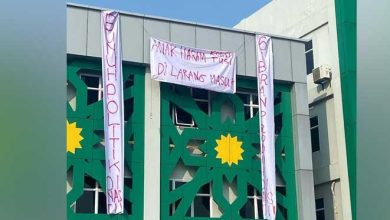 Photo of Pasang Spanduk Tolak Kehadiran Gibran, Mahasiswa UIN Walisongo: Sudah Sangat Lama Penolakan Terjadi