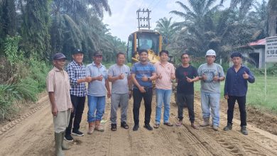 Photo of PT SRL Seikebaro Bantu Perbaikan Jalan di Kosik Putih, Warga Ucapkan Terima Kasih