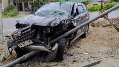 Photo of Mobil Tabrak Tiang Penunjuk Arah-Pelajar di Toba gegara Ngantuk, 2 Luka-luka