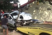 Photo of Viral Mobil Porsche Terbang Tabrak Warung, Berakhir Nyangkut di Pagar Polrestabes Medan