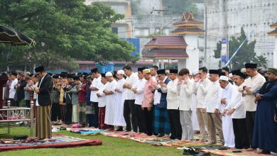 Photo of Pj Bupati dan Ribuan Umat Muslim Salat Idul Adha di Lapangan T Raja Muda