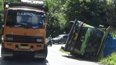 Photo of Truk Pengangkut Motor Terguling di Jalinsum saat Hindari Tabrakan dengan Minibus