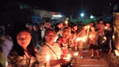 Photo of Bentuk Solidaritas Sesama Rekan Jurnalis, LSM Dan Warga Nyalakan Lilin di Bekas Kebakaran Rumah Wartawan