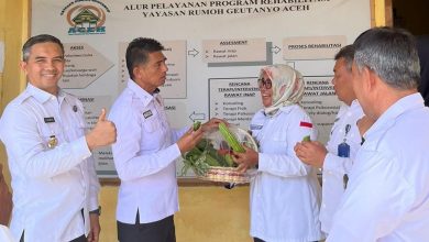 Photo of Berkunjung ke Panti Rehabilitasi Narkoba, Kepala BNNP Dihadiahi Hasil Panen