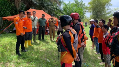 Photo of 2 Orang Terseret Luapan Sungai Barumun, Pos SAR Madina Bentuk 3 Tim untuk Mencari Korban
