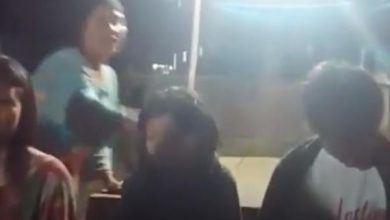 Photo of Ketangkap Mesum, 4 Perempuan Diduga Lesbi di Madina Disiram Air Comberan