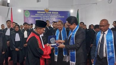 Photo of Ketua Pengadilan Tinggi Banda Aceh Mengambil Sumpah 49 Advokat dari Peradi