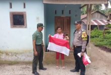 Photo of Semarakkan HUT RI Ke 79, Bhabinkamtibmas jajaran Polresta Deli Serdang Bagikan Bendera Merah Putih kepada Warga Desa Binaannya