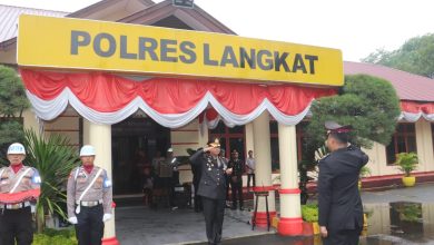 Photo of Kapolres Langkat Pimpin Upacara Pengibaran Bendera Merah Putih di HUT RI ke-79