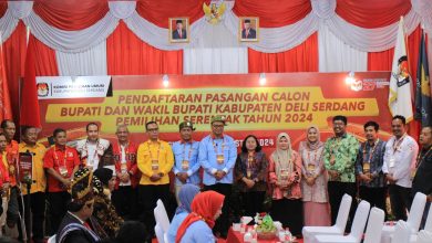 Photo of Naik Delman, Pasangan Asri-Lom Lom Diantar Seribuan Orang Mendaftar ke KPU