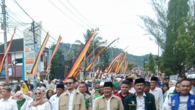 Photo of Welly Suheri-Anggit Kuniawan Nasution Mendaftar ke KPU Pasaman Diiringi Ribuan Masyarakat