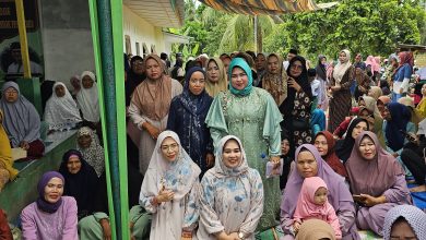 Photo of Ny Jelita Asri Tambunan Bersama Ny Asniar Lomlom Hadiri Maulid Nabi di Desa Tanjung Siporkis