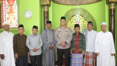 Photo of Melalui Sholat Jumat Berjamaah, Kapolres Jalin Silaturahmi Bersama Warga Tanjung Pura