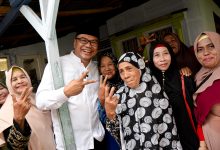 Photo of Ibu ibu Perwiridtan Sunggal Rebutan Minta Foto Sama Calon Bupati dr Asri Ludin Tambunan