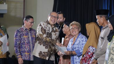 Photo of Sekjen Kementerian ATR/BPN Serahkan 3.256 Sertipikat Tanah bagi Masyarakat Jawa Barat