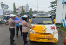 Photo of Giat Ops Zebra Toba 2024 Polresta Deli Serdang Pasang Spanduk dan Sosialisasi Tertib Berlalu Lintas kepada Masyarakat