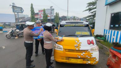 Photo of Giat Ops Zebra Toba 2024 Polresta Deli Serdang Pasang Spanduk dan Sosialisasi Tertib Berlalu Lintas kepada Masyarakat