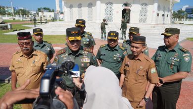 Photo of Pangdam Iskandar Muda Kerahkan Prajurit Bersihkan Menara Masjid Raya Baiturrahman