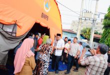 Photo of Bergerak Cepat, dr Asri Ludin Tambunan Berikan Bantuan kepada Korban Kebakaran di Tembung