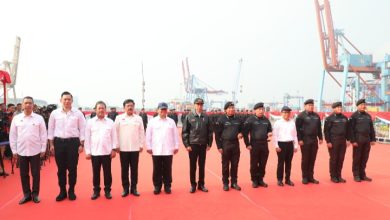 Photo of Bersama Presiden RI, Menteri AHY Peroleh Brevet Kehormatan Hiu Kencana dari TNI AL