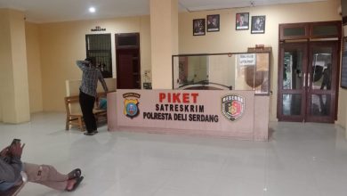Photo of Polisi Dinilai Lamban Keluarga Korban Pembacokan di Bangun Purba Buron Pelaku