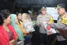 Photo of Kapolres Pelabuhan Belawan Salurkan Bantuan Untuk Warga Terdampak Banjir Di Pekan Labuhan.