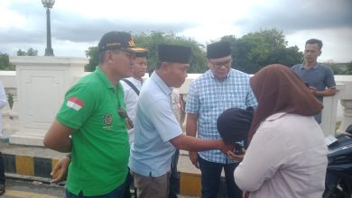 Photo of Usai Sholat Jumat,  Asri Ludin dan Lomlom Kunjungi Rumah Keluarga Korban Tenggelam di Tanjung Morawa
