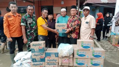 Photo of Ponpes NU Al Qomariyah Galang Salurkan Bantuan kepada Warga Korban Banjir Marindal