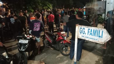 Photo of Ratusan Warga Lubuk Pakam Bersama Anak PP Geruduk Tempat Penimbunan Beras Salah Satu Paslon