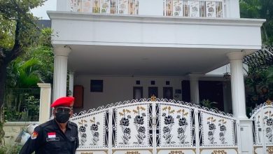Photo of Sejak Ditetapkan Jadi Tersangka, Rumah Hasto Kristiyanto di Bekasi Dijaga Satgas Cakra Buana PDI-P