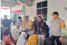 Photo of Kapolres Pelabuhan Belawan bersama Pejabat Desa Salurkan Bantuan Korban Banjir Kelambir V