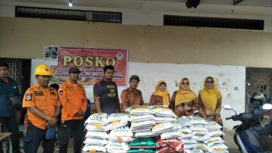 Photo of Salurkan 70 Karung Beras, PWRI Deli Serdang Bantu Korban Banjir Patumbak