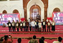 Photo of Serahkan 1.334 Sertipikat se-Banten, Menteri Nusron Komitmen Tingkatkan Sertipikasi Tanah Wakaf dan Rumah Ibadah