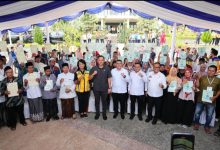 Photo of Tegaskan Kepastian Hukum Tanah Warga Negara, Menko AHY dan Wamen Ossy Serahkan Setipikat Tanah untuk Warga Lebak