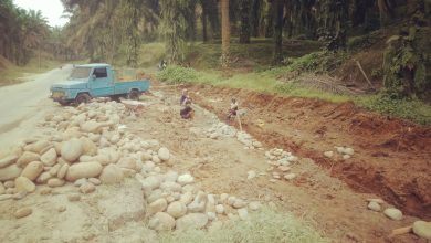 Photo of Kebun Cinta Raja Perbaiki Jalan Rusak di Bangun Purba dan Silinda