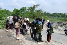 Photo of Mahasiswa bersama Masyarakat Medan Estate Bersihkan Sampah