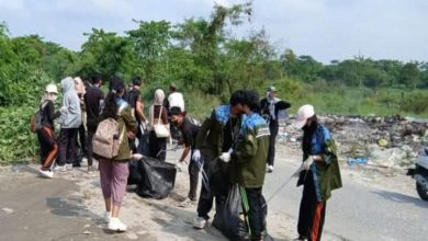 Photo of Mahasiswa bersama Masyarakat Medan Estate Bersihkan Sampah