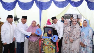 Photo of Berbagai Bantuan Digelontorkan saat Bupati Deli Serdang Berjemur di Galang