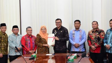 Photo of UINSU Terima Sertipikat Tanah, Bupati Asri Ludin: Deli Serdang Berpotensi Jadi Wilayah Pendidikan Baru