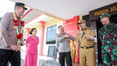 Photo of Pertama Jumpa, Bupati Asri Ludin dengan Kapolresta Deli Serdang yang Baru Langsung Akrab